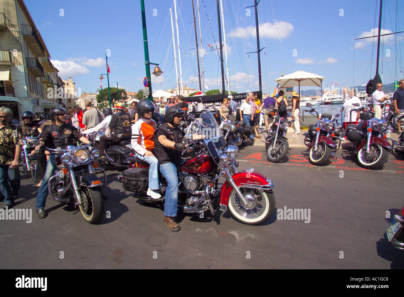 Rassemblement Harley Davidson st tropez france yachts de luxe et  motocyclettes Harley Davidson mix sur le quai du port Photo Stock - Alamy