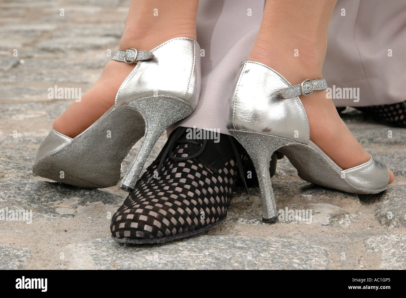 Close up dancers pieds sur la rue, Buenos Aires, Argentine Banque D'Images