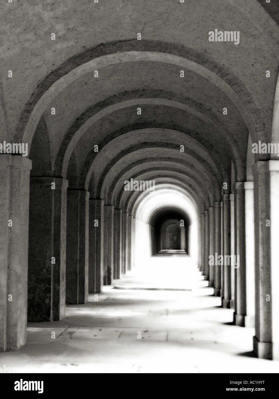 Allemagne, Francfort, d'arcades au cimetière Banque D'Images