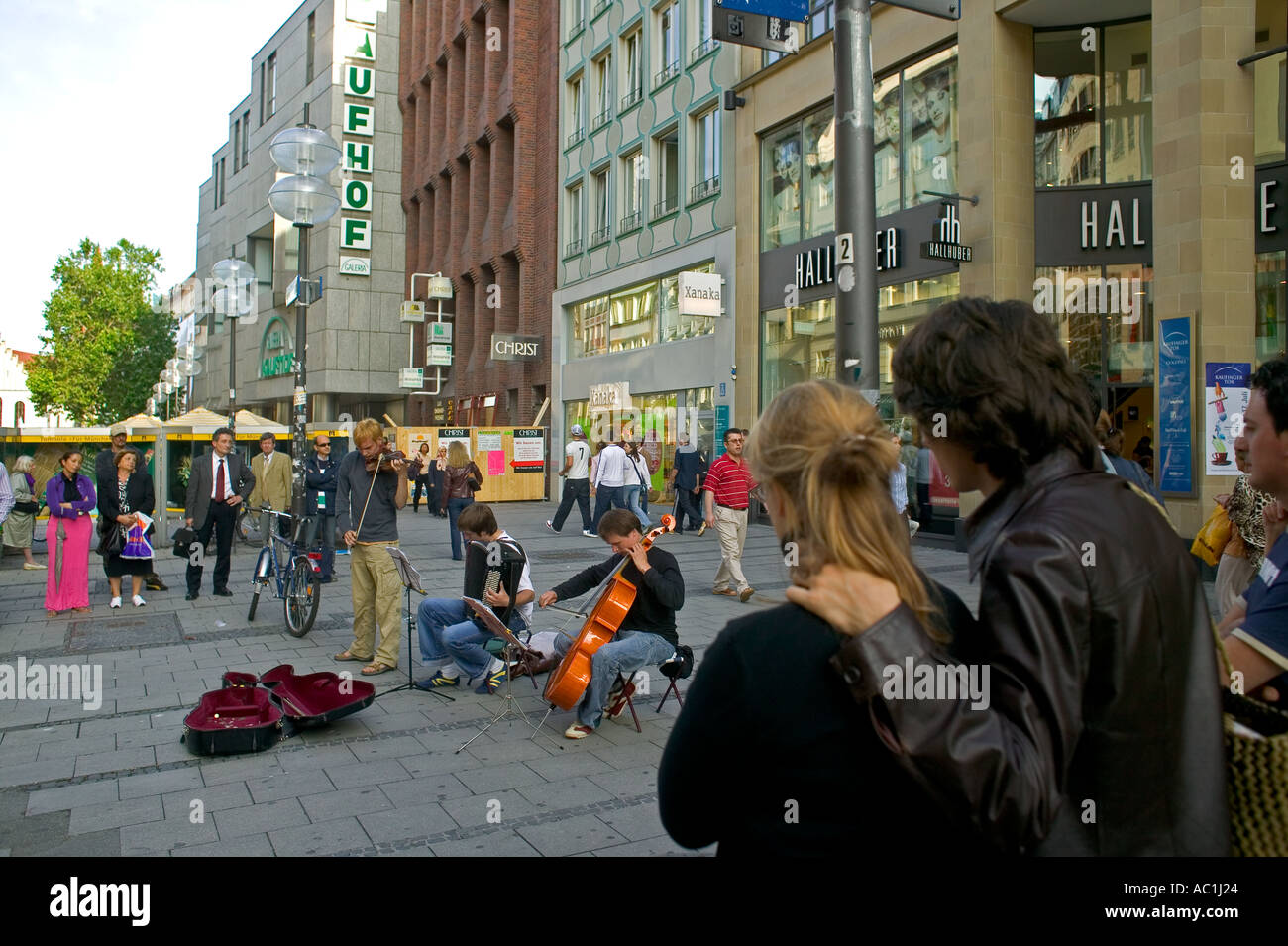 Couple et regarder les gens des musiciens de rue, arts de la rue commerçante Kaufingerstrasse, Munich, Bavaria, Germany, Europe Banque D'Images