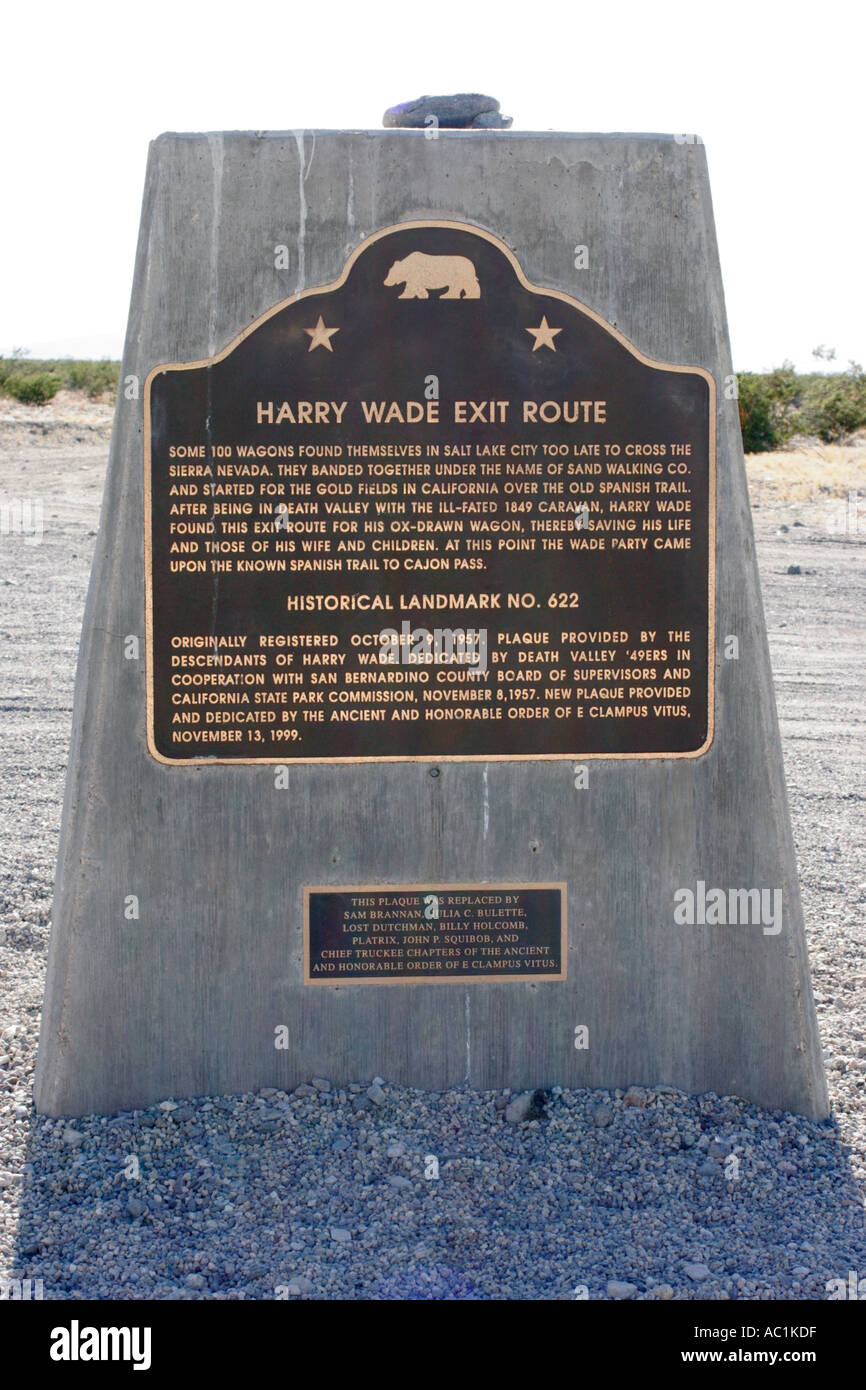 Death Valley en Californie USA Lake Manly Wade Harry Sortie Route repère historique Banque D'Images