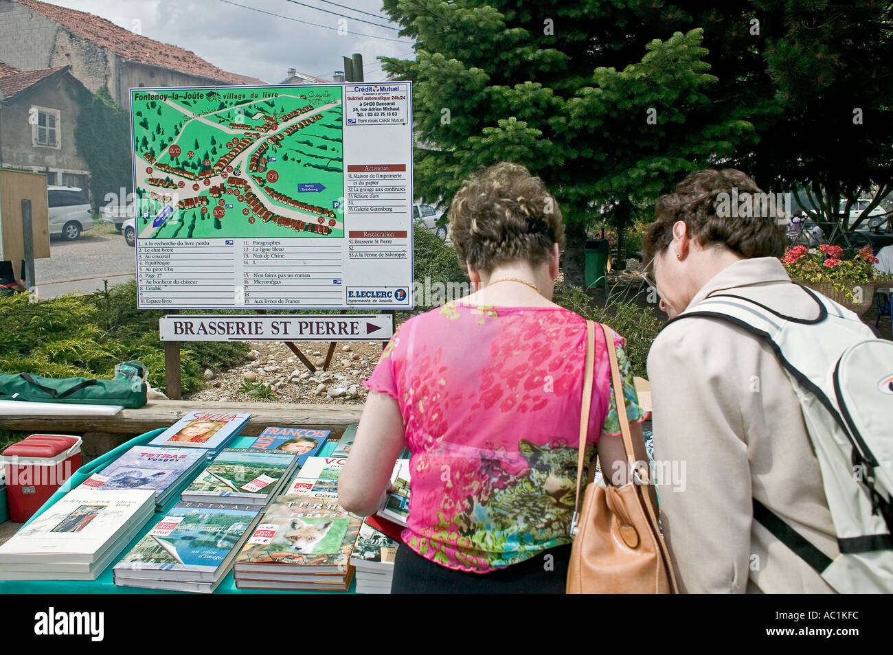 OPEN-AIR MARCHÉ DE LIVRES D'OCCASION FONTENOY-LA-JOUTE LORRAINE FRANCE EUROPE Banque D'Images