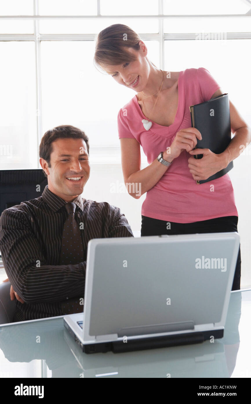 Équipe d'affaires : man and woman working on laptop Banque D'Images