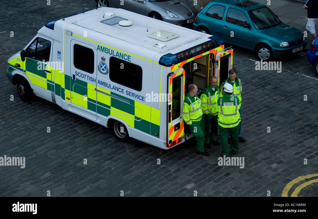 Équipe d'ambulanciers en attente de victimes dans un incendie Edimbourg en Ecosse Banque D'Images