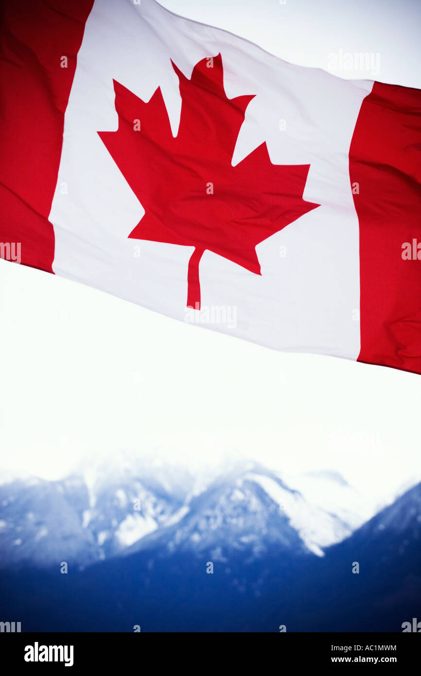Drapeau canadien flotter avec le fond des montagnes en Colombie-Britannique Banque D'Images
