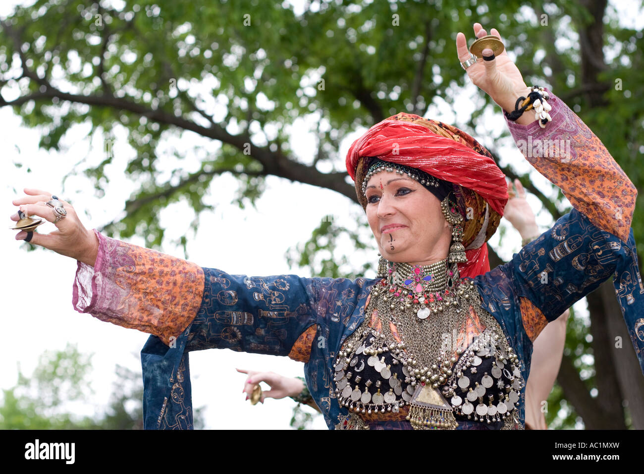Danses du ventre d'une femme à une renaissance festival à New York. Banque D'Images