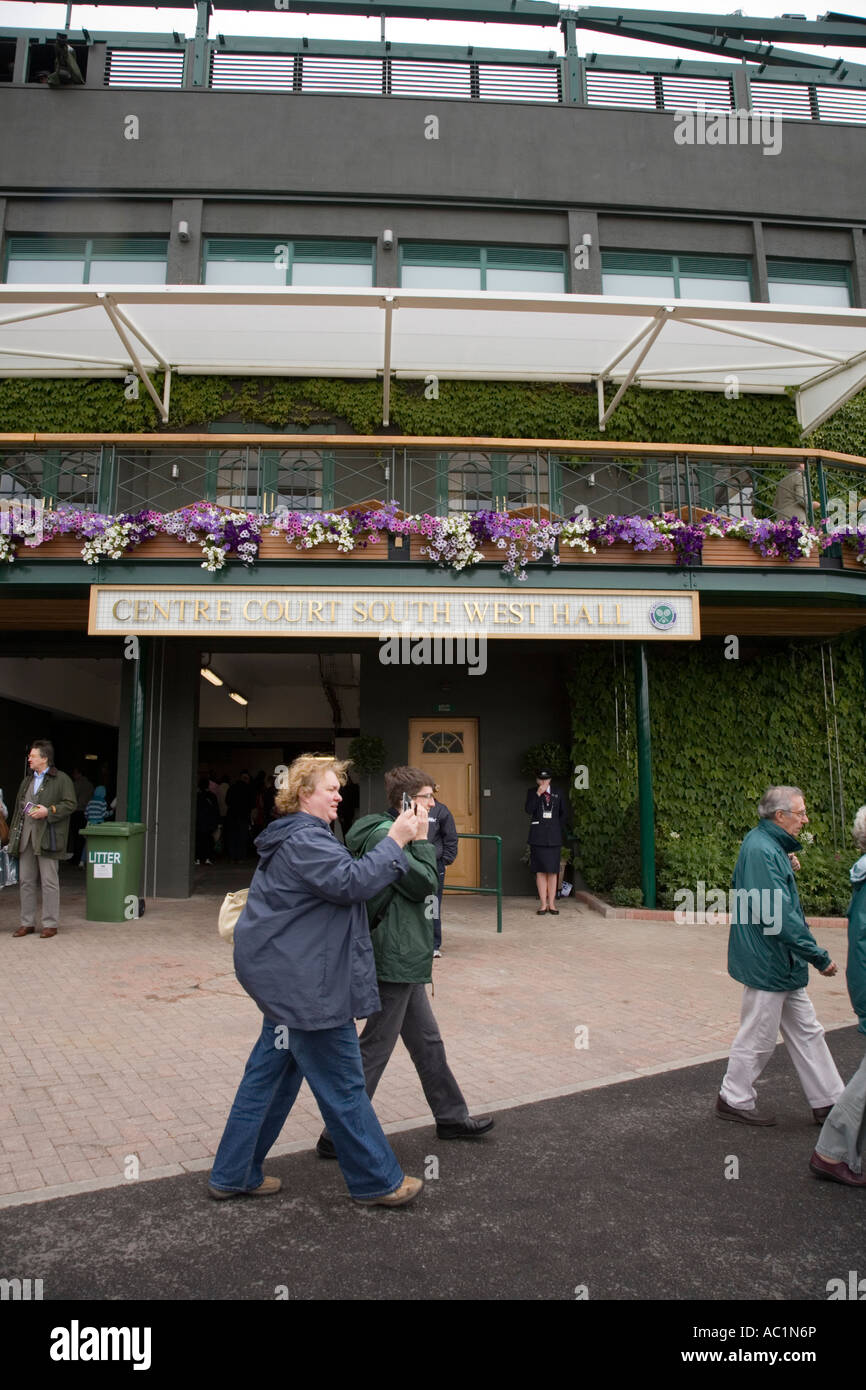 Tennis fans passant le Centre Court South West Hall au cours de championnat de Wimbledon. UK Banque D'Images