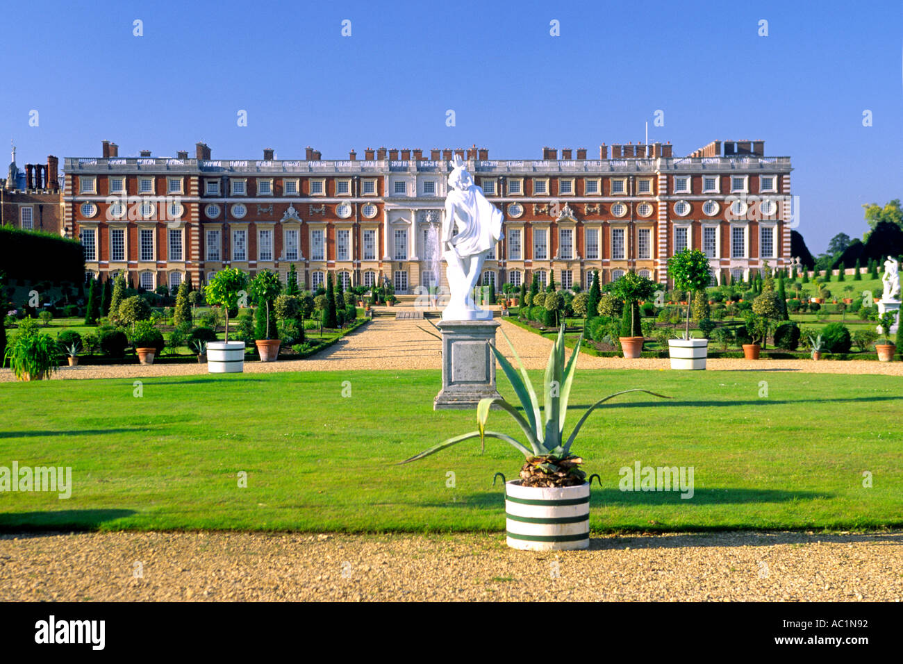 L'aile sud (baroque) et jardin privé de Hampton Court Palace, à Hampton, en Angleterre. Banque D'Images