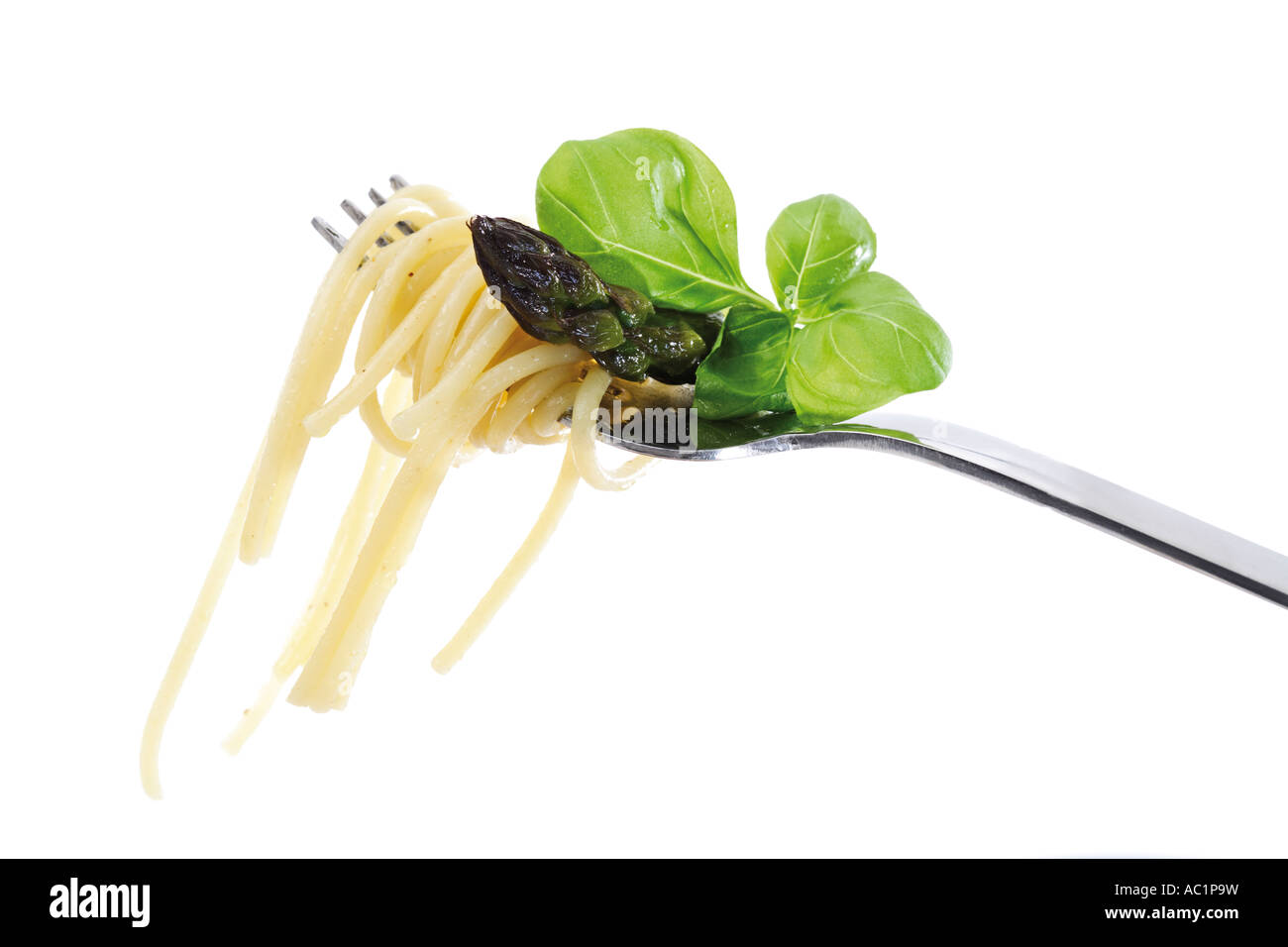 Spaghettis aux asperges vertes et basilic Banque D'Images