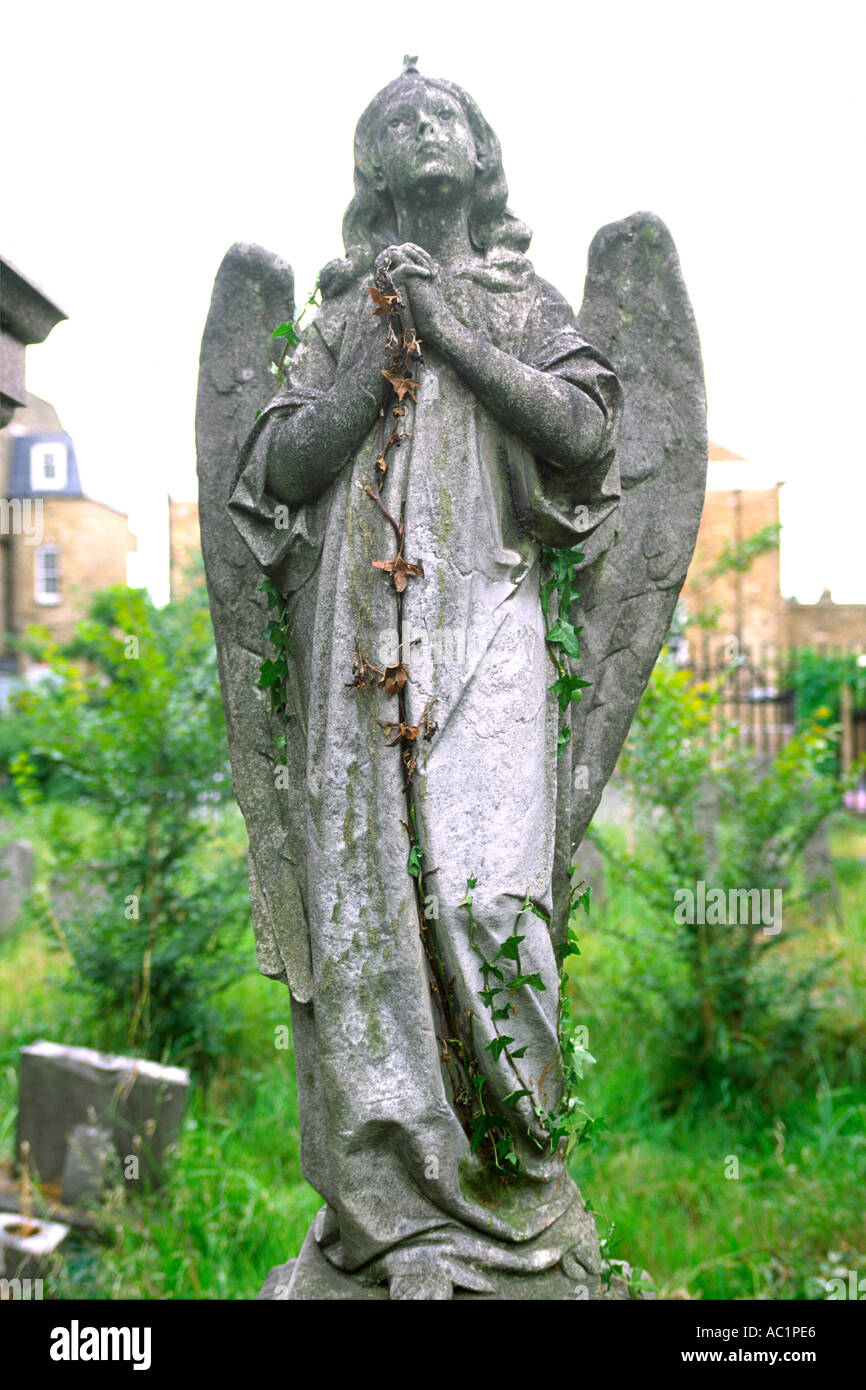 Une statue de pierre de l'ange dans le cimetière Abney Park à Stoke Newington au nord de Londres. Banque D'Images