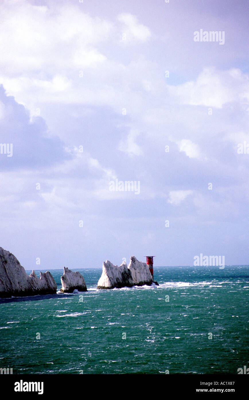 Les aiguilles de la formation de la craie sur l'île de Wight avec le phare d'aiguilles Banque D'Images