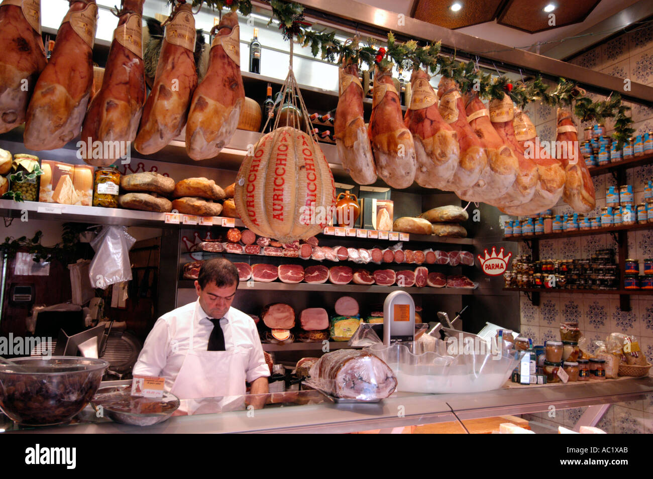 Jambon de Parme dans une épicerie fine, Rome, Italie Banque D'Images