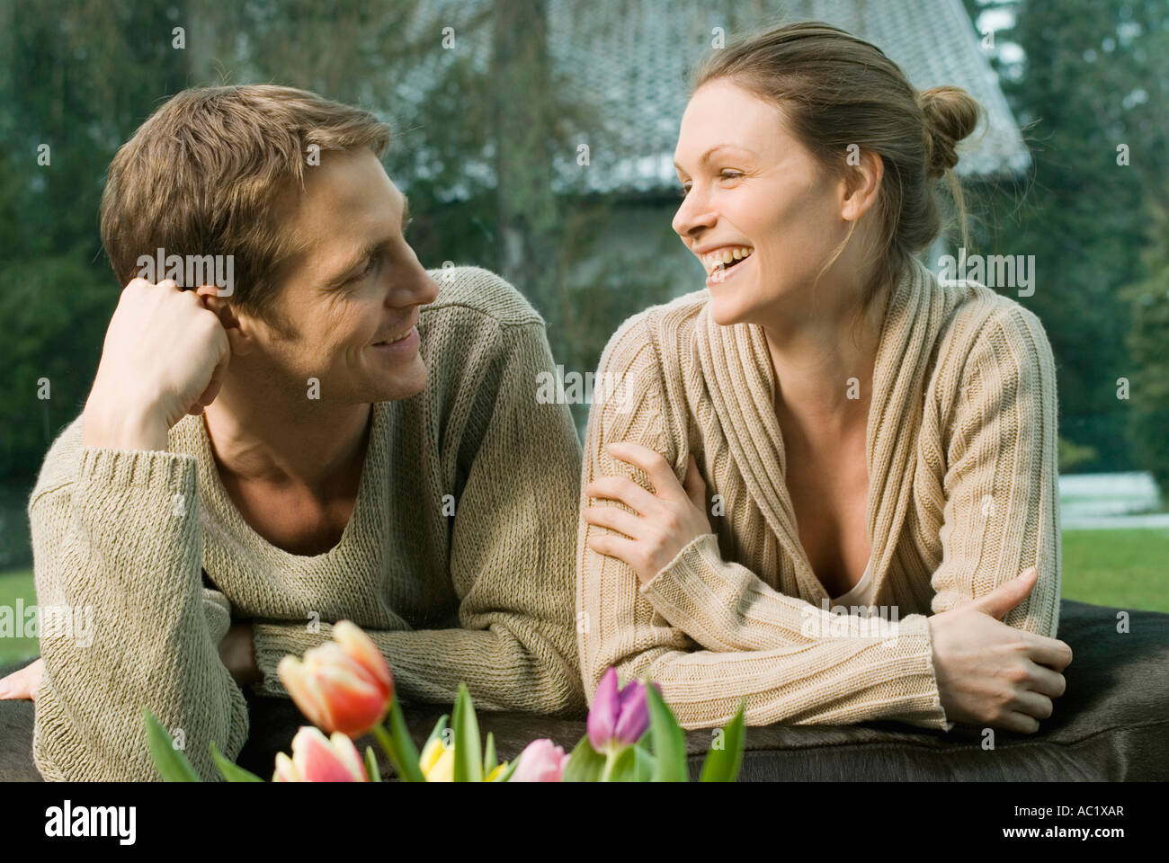 Couple In Love Se Regarder Dans Les Yeux Photo Stock Alamy