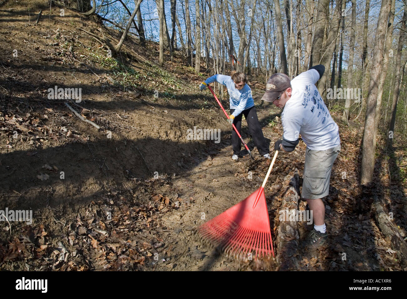 Nettoyer les débris de bénévoles le jour de la Terre Parc Banque D'Images