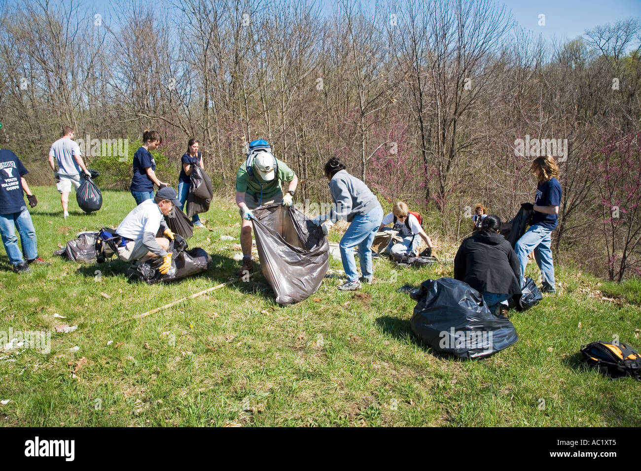 Détroit, Michigan bénévoles célébrer la Journée de la Terre en nettoyant les débris de Detroit s Rouge River Park Banque D'Images