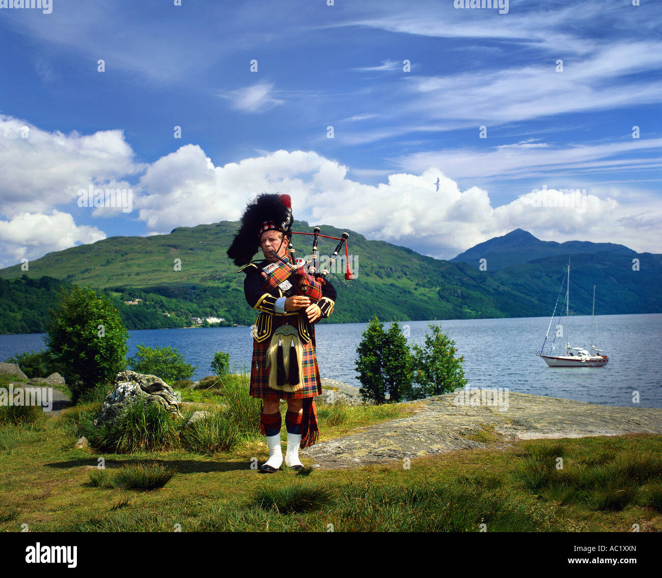 GB - Ecosse : Scottish Piper à Loch Lomond Banque D'Images