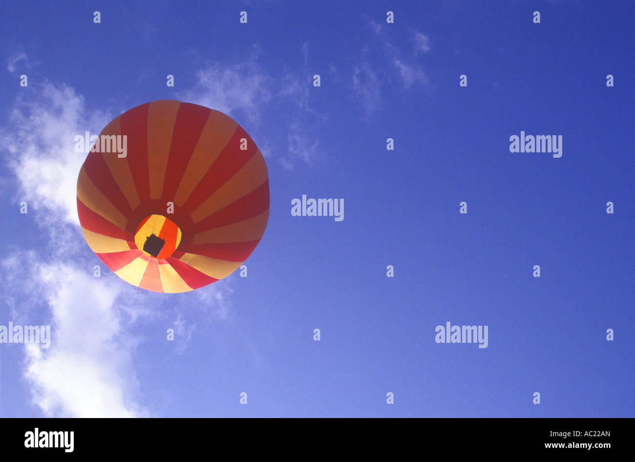 Ballon à air chaud, jusqu'à la par le dessous Banque D'Images