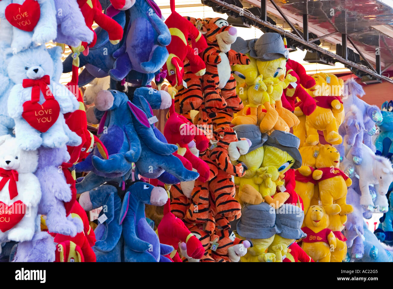 Les jouets en peluche à l'affiche au stand jeu fête foraine Photo Stock -  Alamy