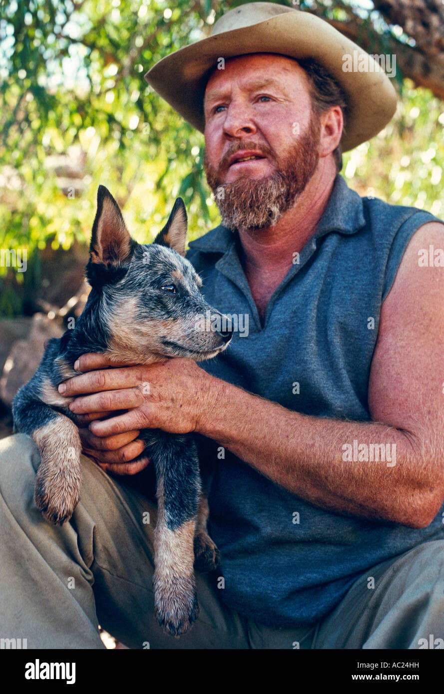 L'homme avec son chien de bétail à talon bleu, Territoire du Nord, Australie, vertical, Banque D'Images