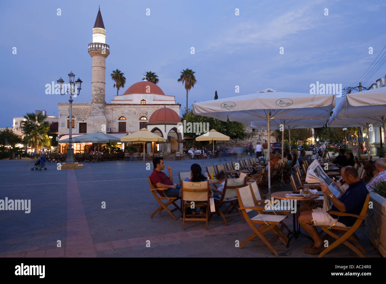 Vue sur la Platia Eleftherias à la terrasse d'un café à la mosquée Defterdar Kos Kos Grèce Banque D'Images