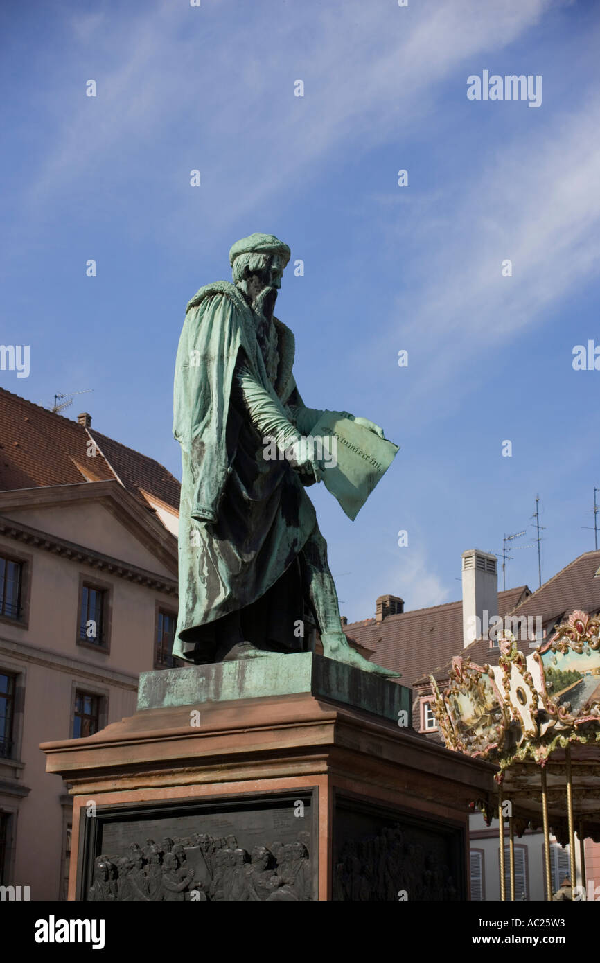 Statue de Johannes Gutenberg l'inventeur de l'imprimerie en Europe à la place Gutenberg Strasbourg Alsace France Banque D'Images