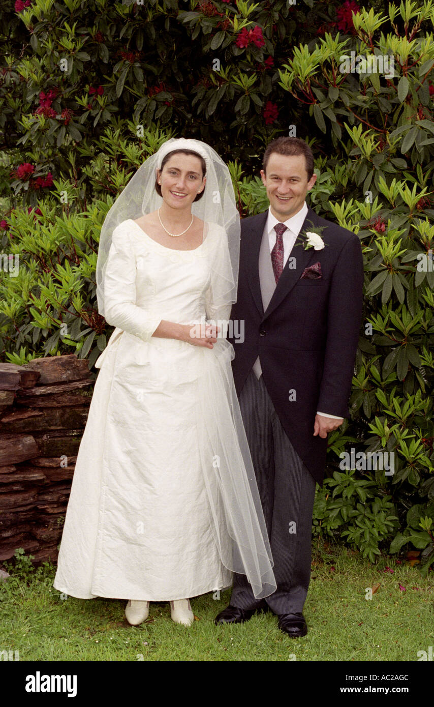 Bride & Groom posent pour les photos dans le parc de la salle de mariage Banque D'Images