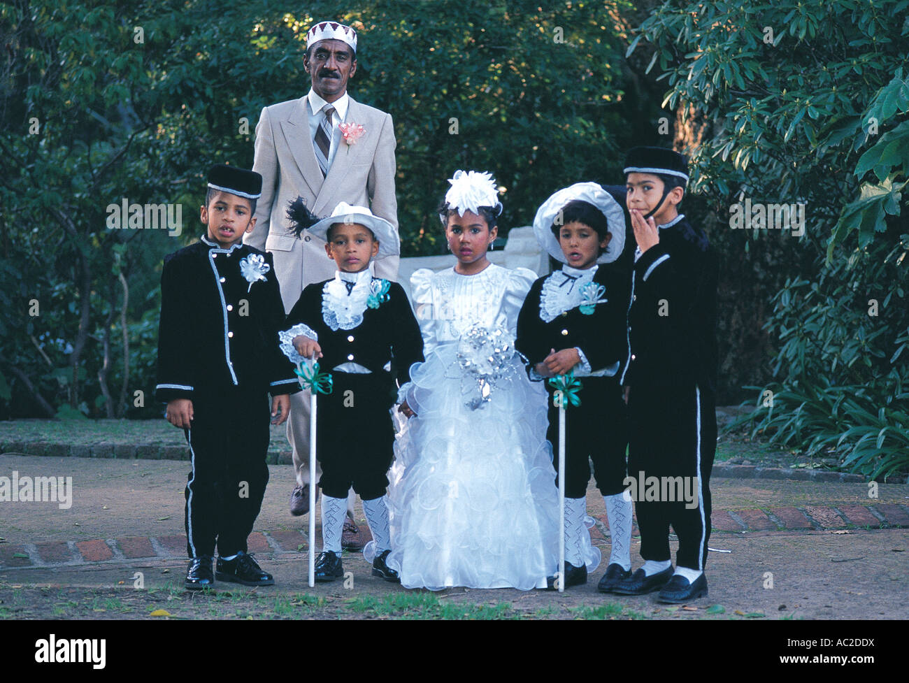 Cape Malay typique de mariage pose devant l'appareil photo à Claremont Gardens Cape Town Afrique du Sud Banque D'Images