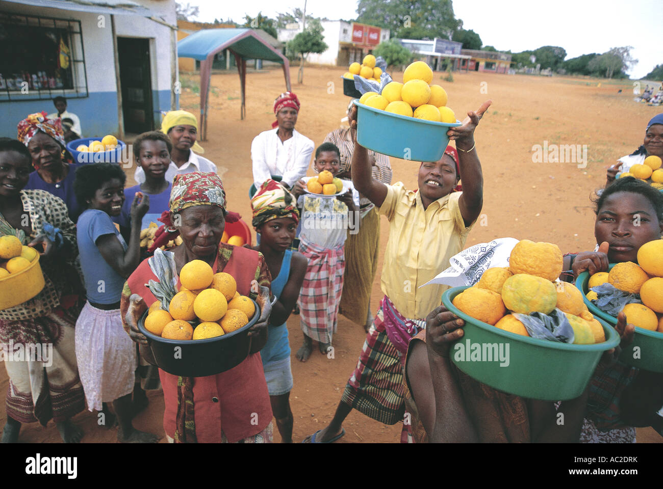Colporteurs vendant les agrumes au bord de la route au Mozambique Banque D'Images