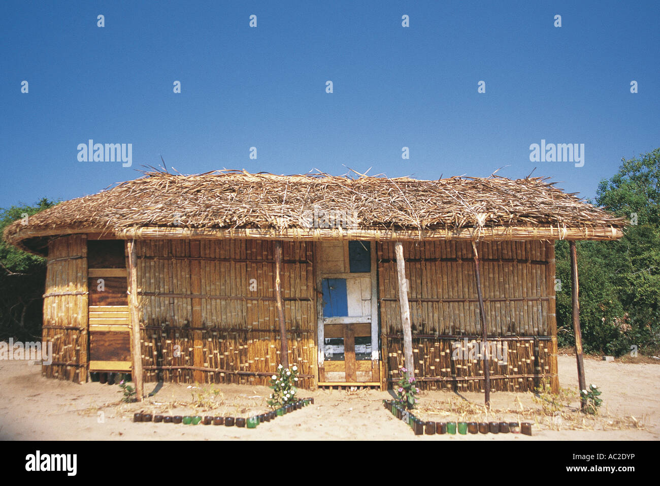 Nouvelle hutte ou shack faits de feuilles de palmier sur lla da Margaruqe National Park au Mozambique Banque D'Images