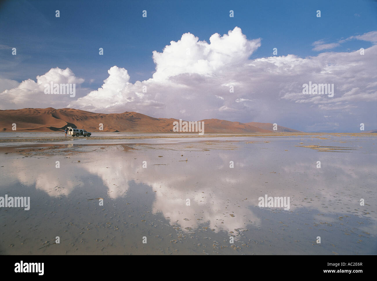 L'eau à pied des dunes de rares crues éclair dans la rivière Tsauchab Désert du Namib Namibie Banque D'Images