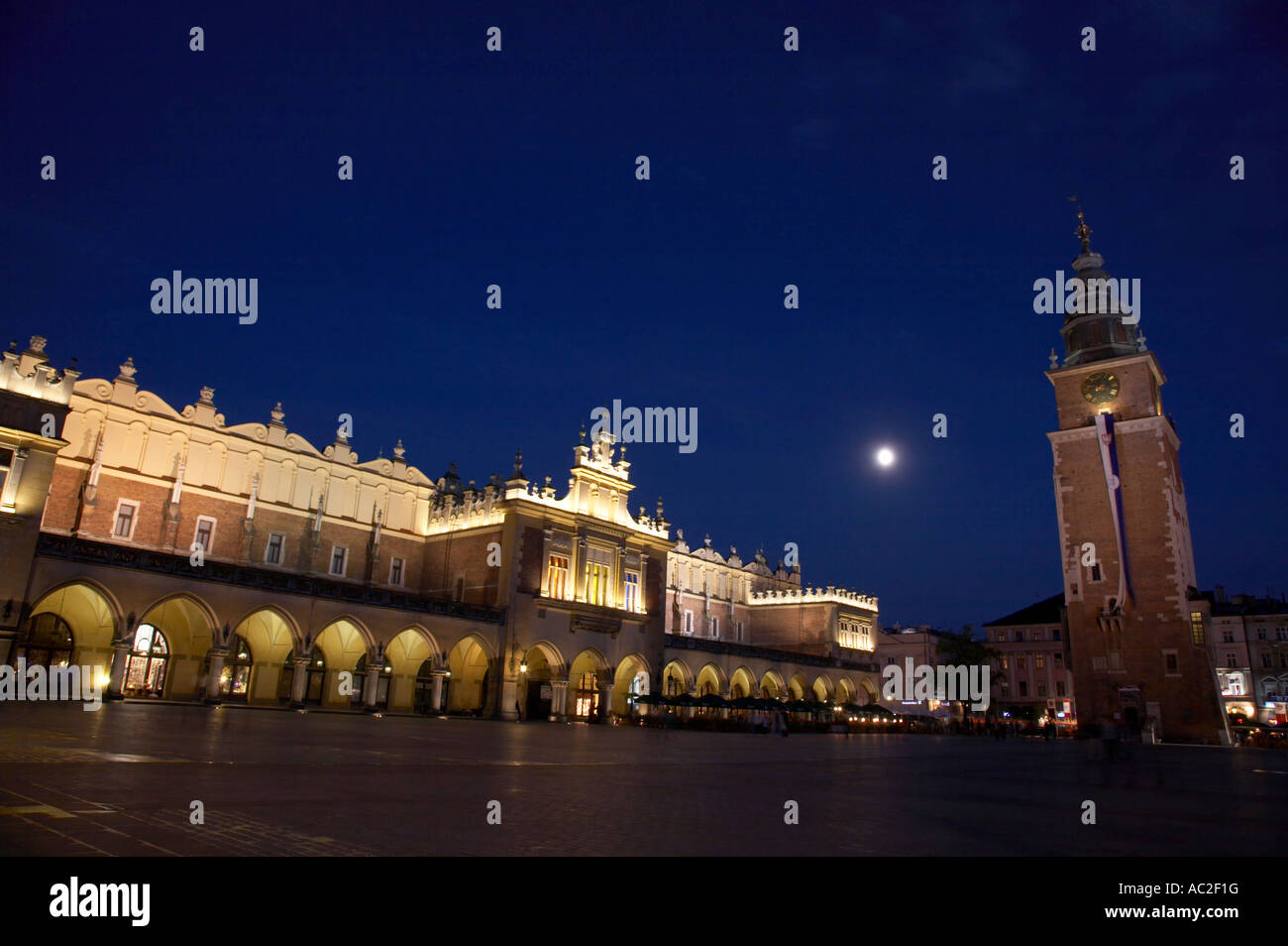 La Lune se levant sur Rynek Glowny grande place au centre de la stare miastro avec cracovie la nuit cloth hall town hall tower Banque D'Images