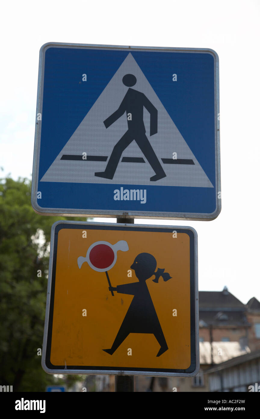 Passage pour piétons et des panneaux de l'école de Cracovie Pologne Banque D'Images