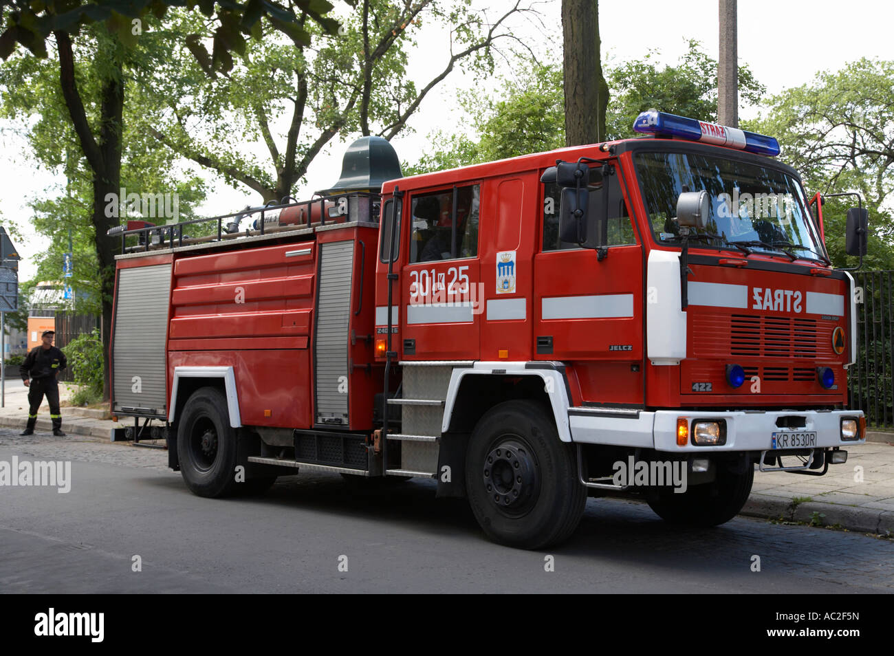 Fire brigade polonaise fire guard straz cracovie véhicule stationné dans la rue ville participant à l'appel d'urgence Banque D'Images