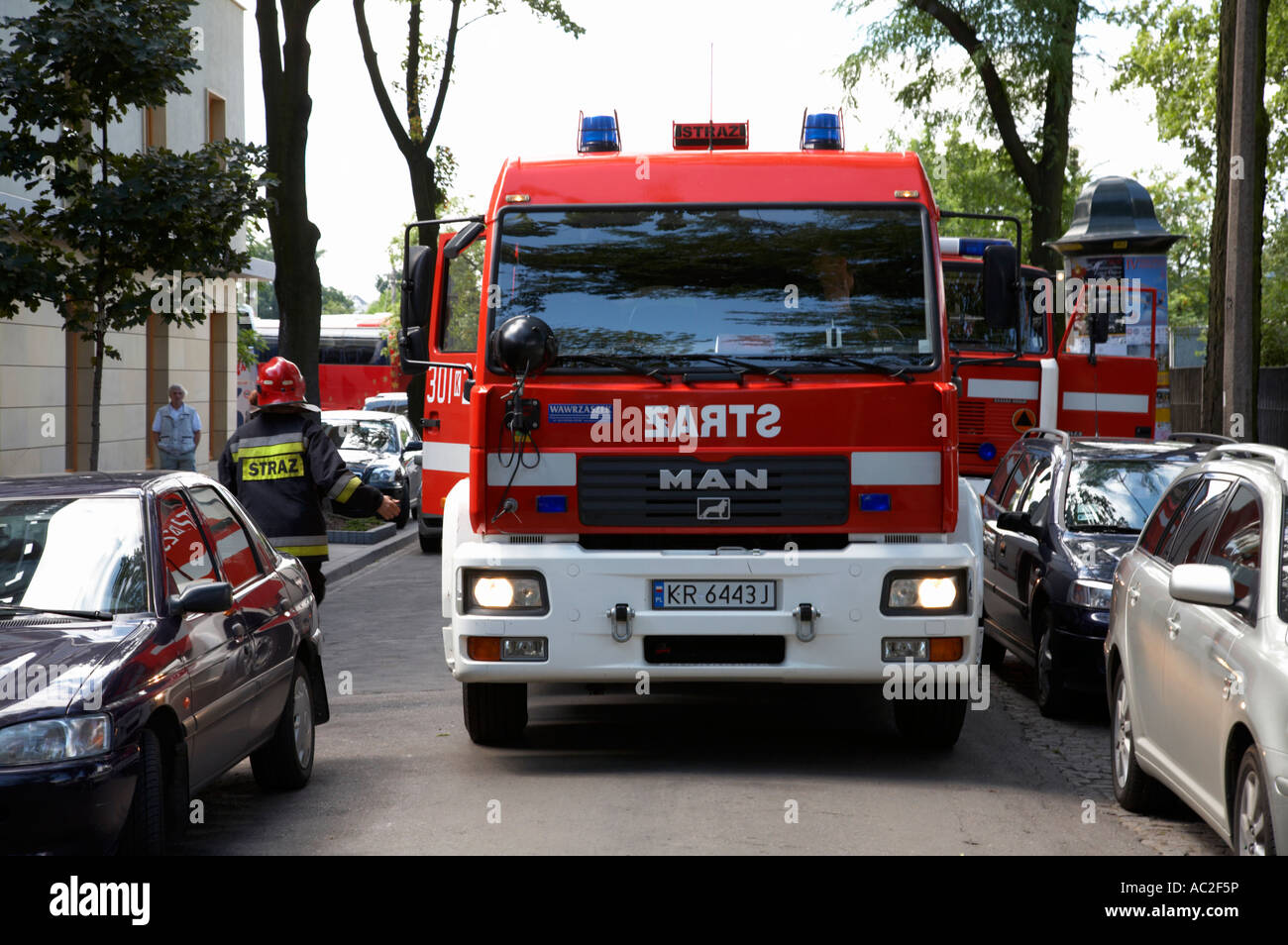 Fire brigade polonaise fire guard straz cracovie véhicule garé en plein milieu de la rue qui fréquentent la ville pompier d'appel d'urgence Banque D'Images