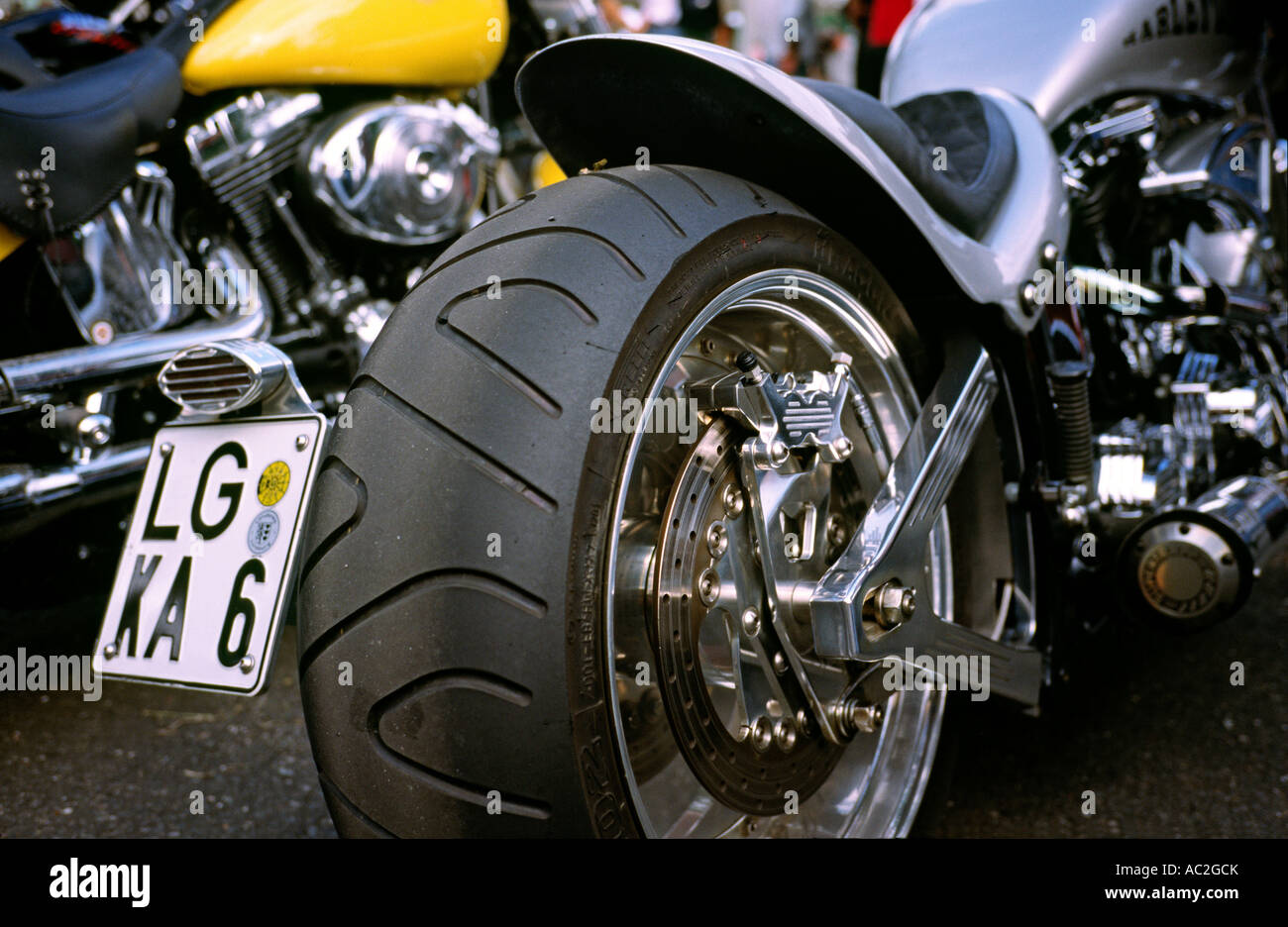 Pneu arrière Pirelli avec frein à disque d'une moto Harley-Davidson durant  la Harley-Days Hambourg en Allemagne Photo Stock - Alamy