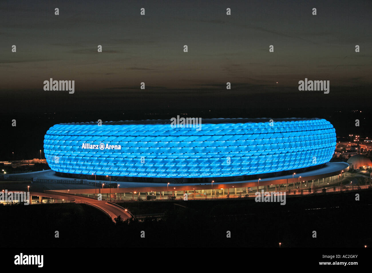 Le Stade De Football Allianz Arena A Munich Allemagne Nuit Photo Stock Alamy