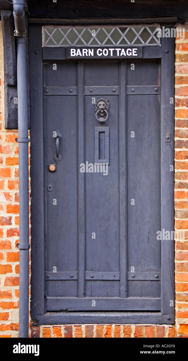 Porte bleue dans un Tudor Cottage Banque D'Images