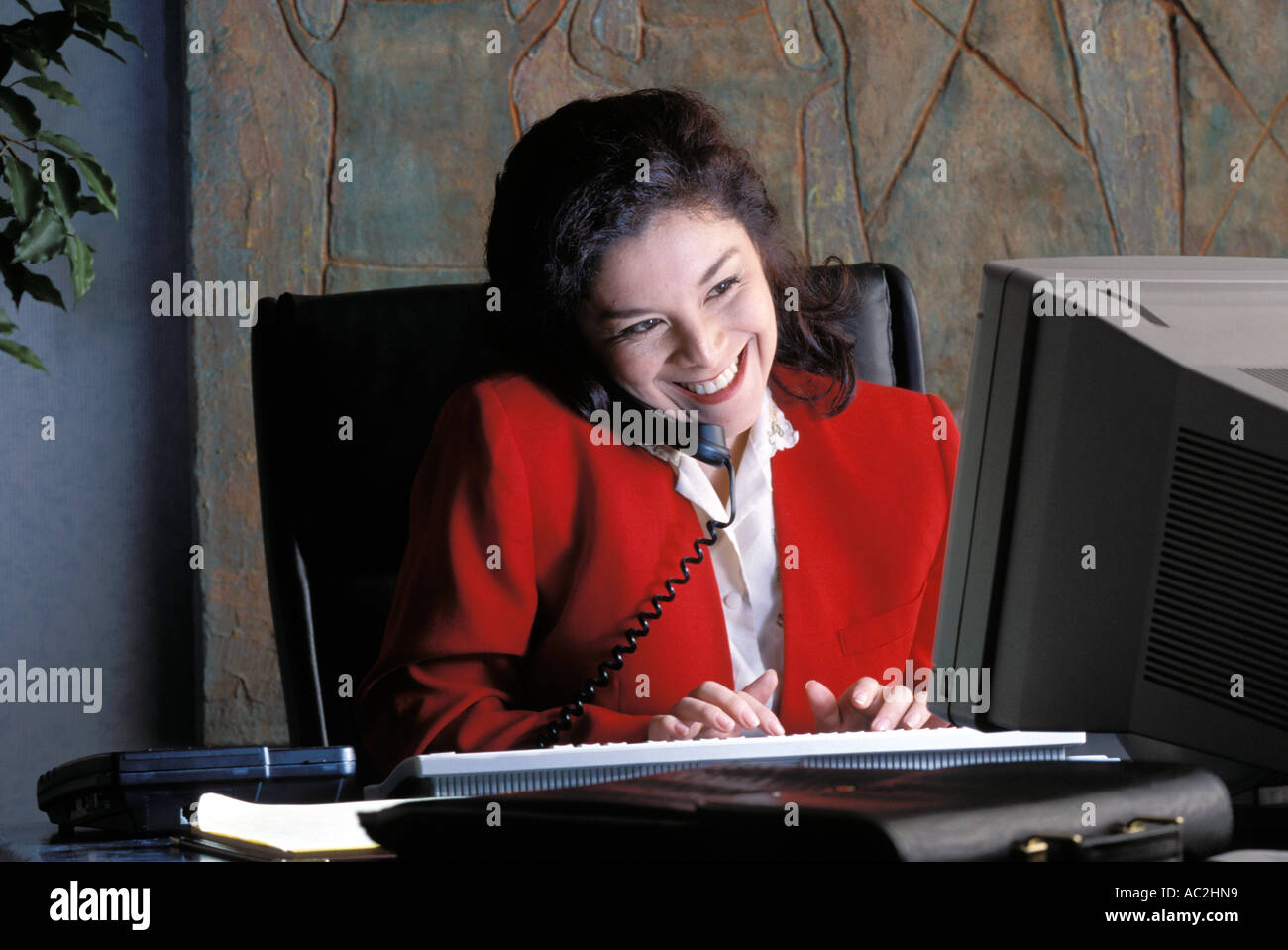 Femme travaillant à son bureau Banque D'Images