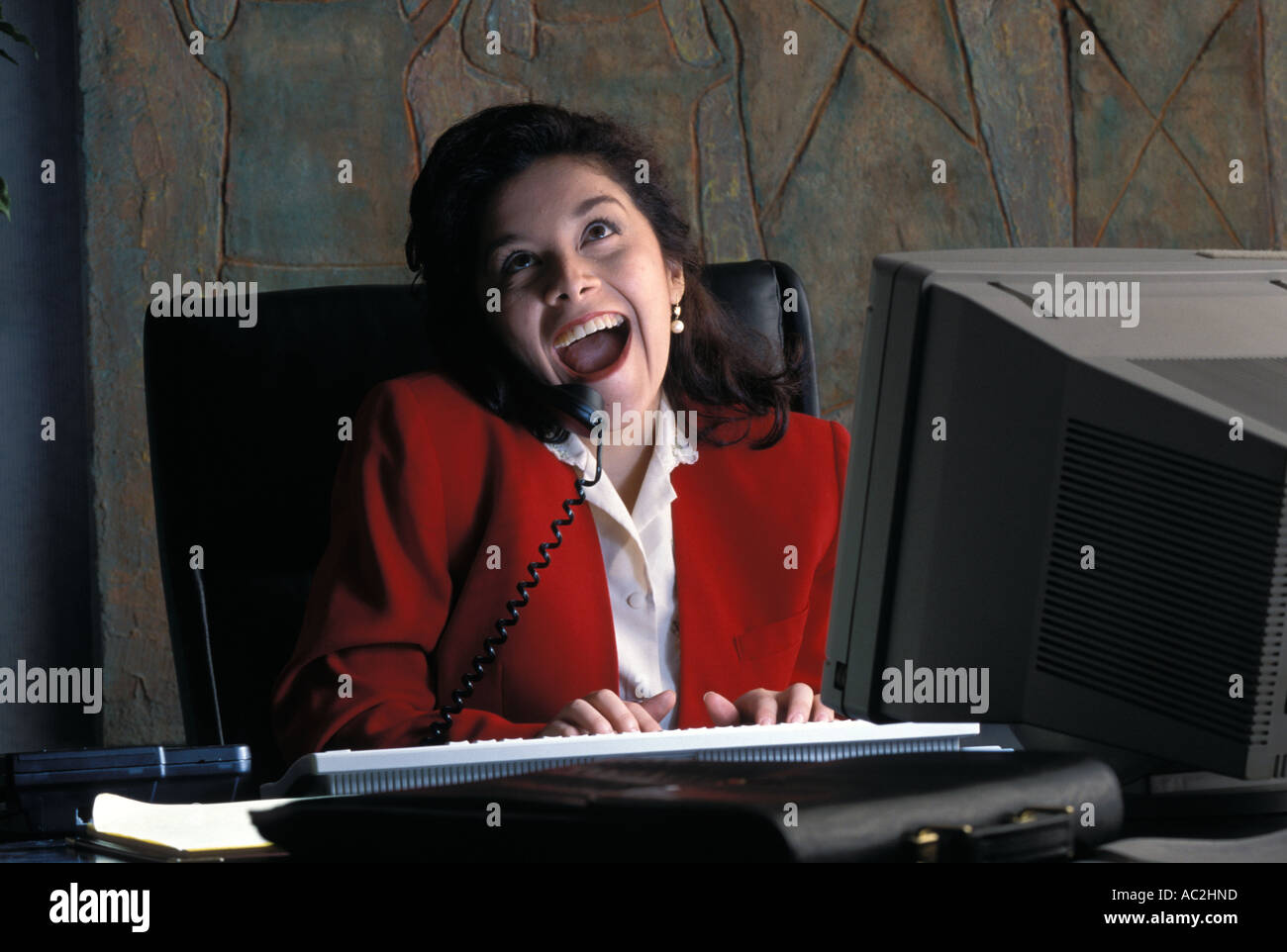 Heureux femme travaillant à son bureau Banque D'Images