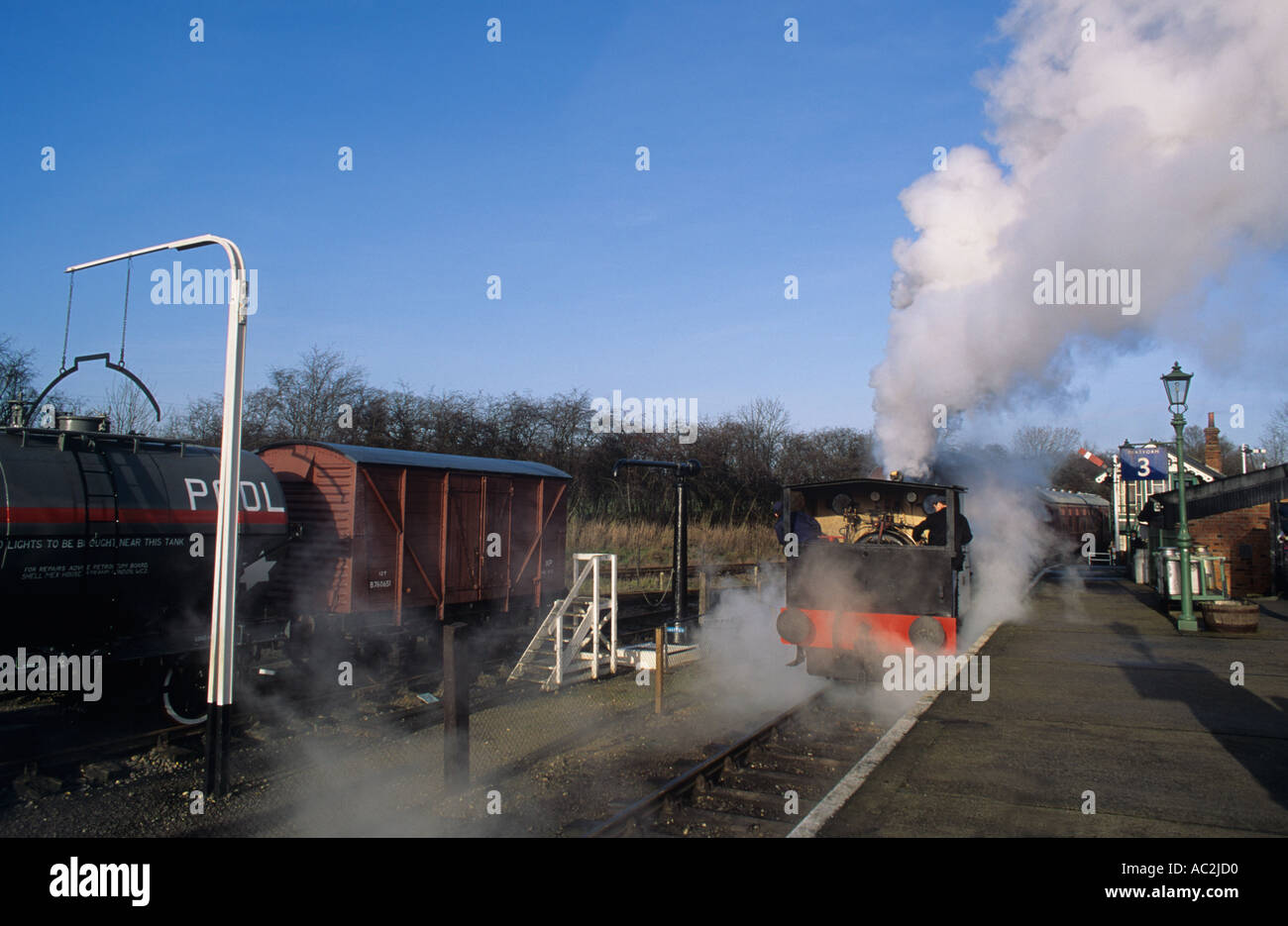 Amateurs de chemin de fer tournant train à vapeur au Musée Service station Chappel s Colne près de Colchester Essex Banque D'Images