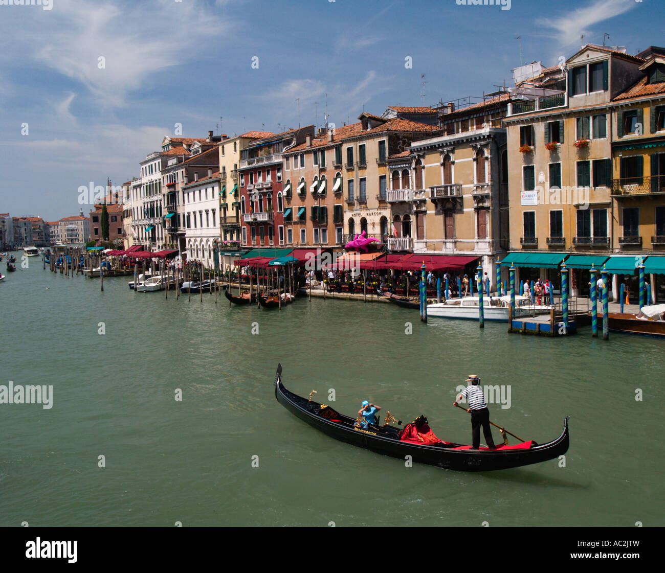 Vue sur une gondole sur le Grand Canal Venise Banque D'Images