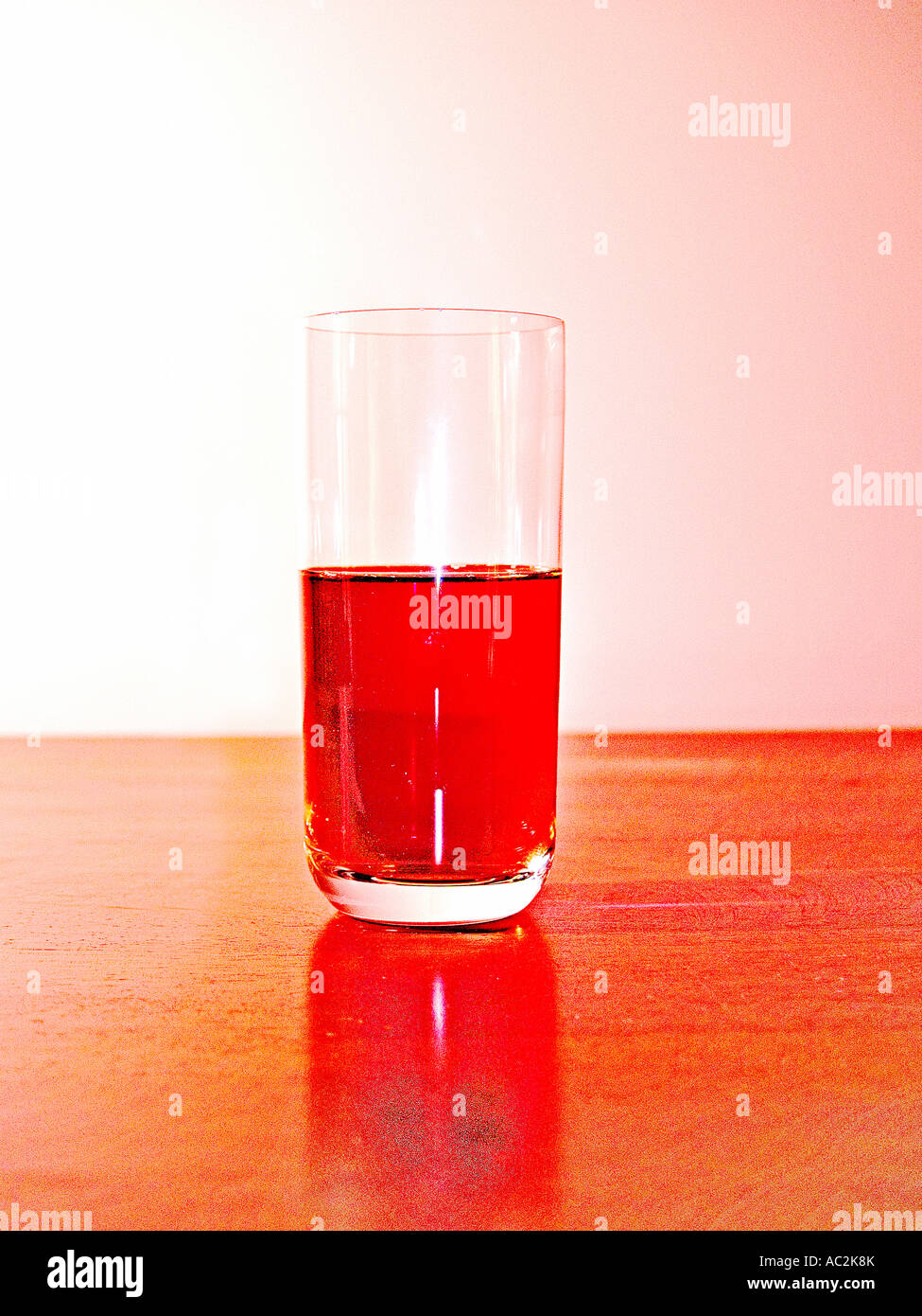 À moitié plein ou à moitié vide ? Banque D'Images