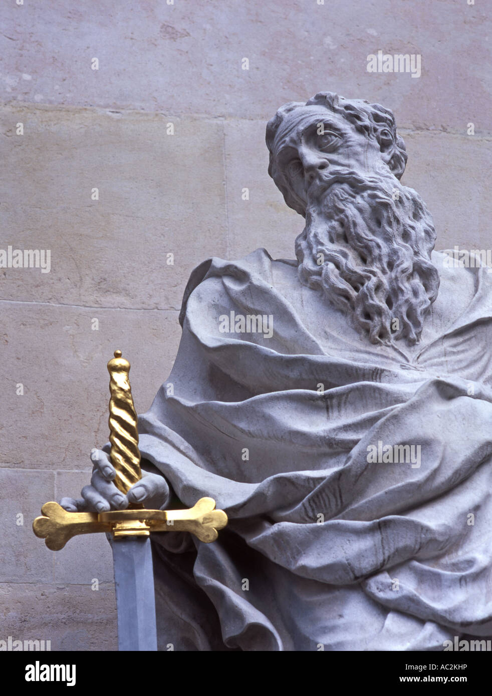Salzbourg, Autriche. Statue de St Paul en face de la cathédrale St Rupert (Dom Sankt Ruprecht) Banque D'Images