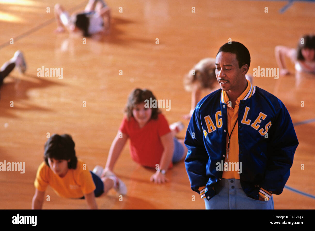 African American Education physique enseigner en salle de sport Banque D'Images
