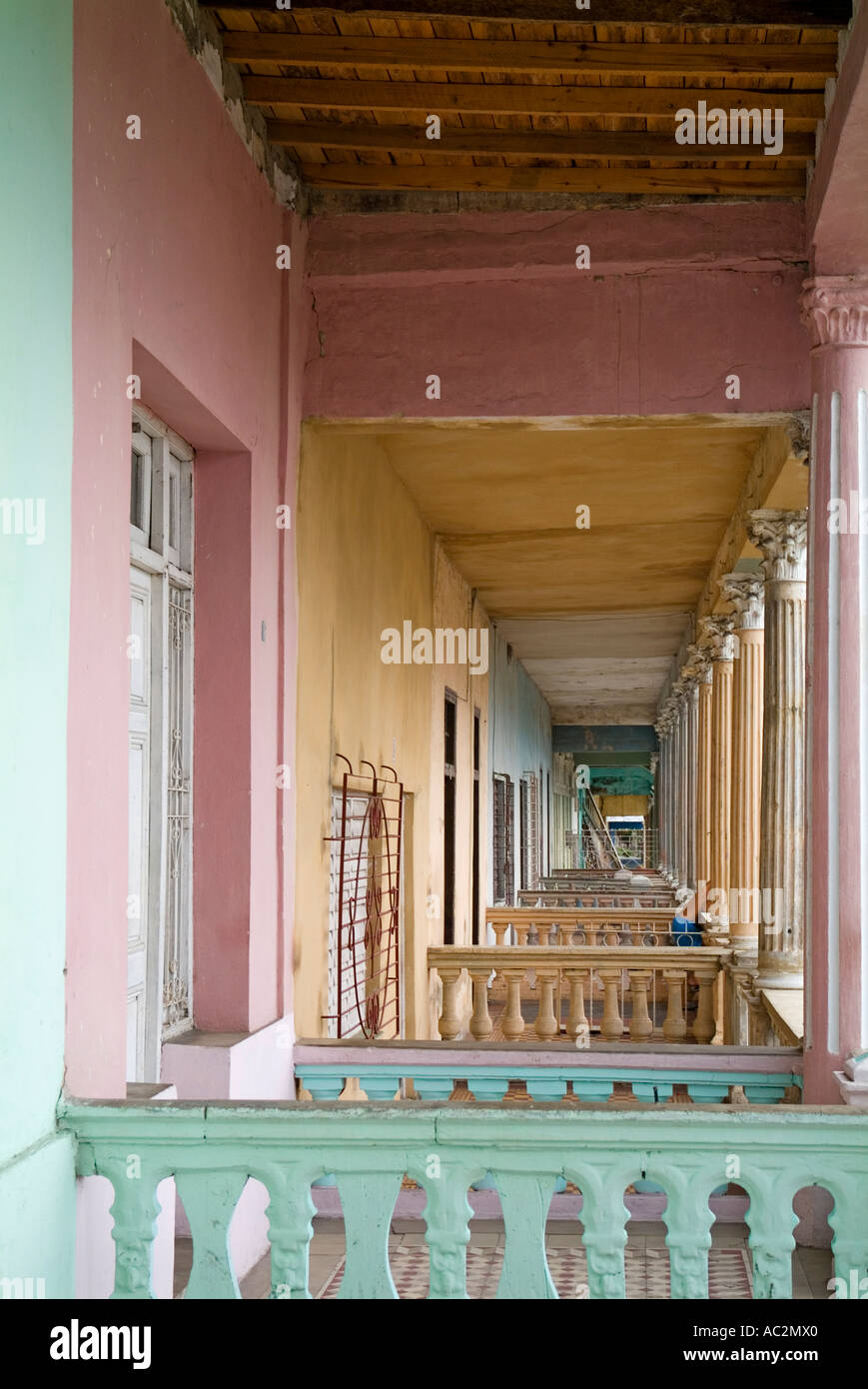 Terrasses alignées dans la rue de Pinar del rio Cuba Banque D'Images