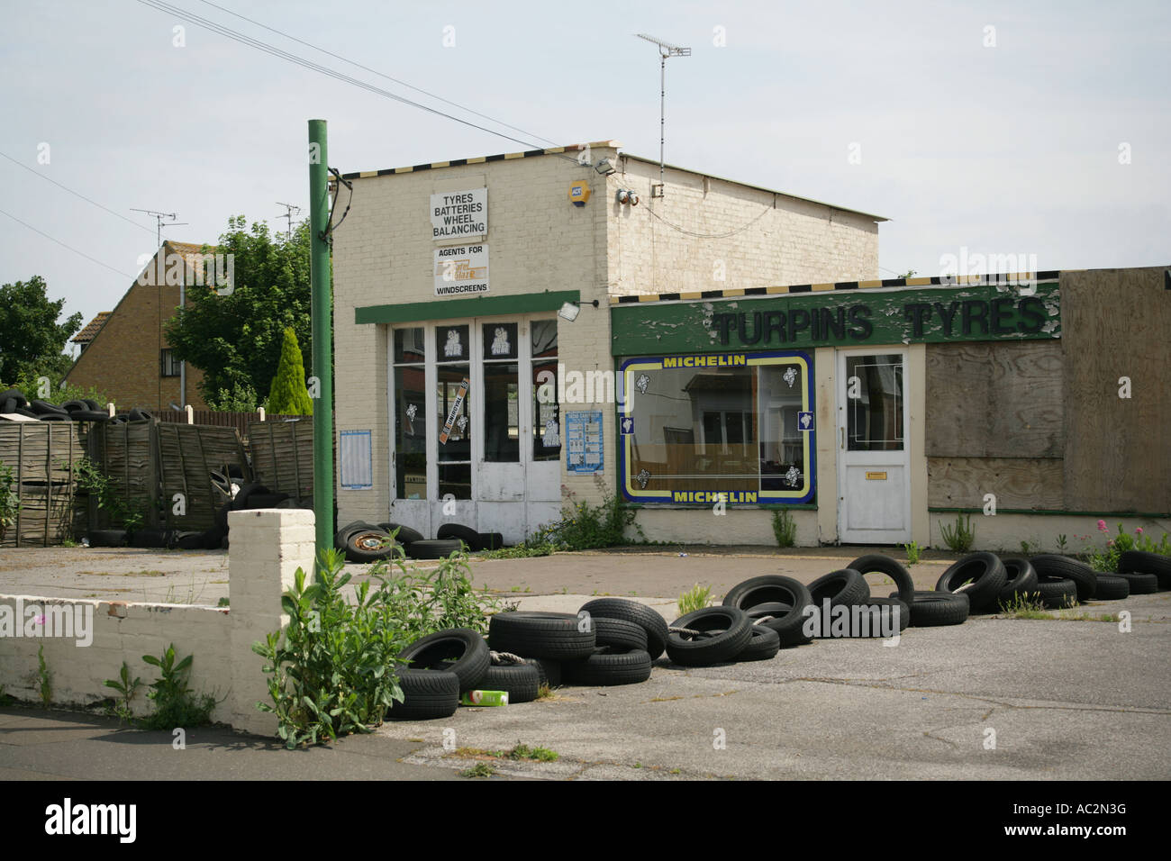 Garage fermé et d'installateurs de pneus, Shoebury Essex England UK Banque D'Images