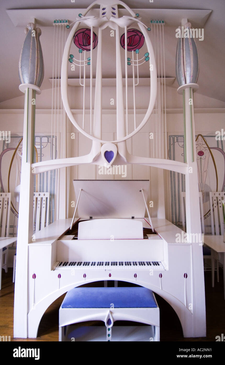 Élaborer piano blanc dans une salle de musique dans la maison pour un amateur d'art par Charles Rennie Mackintosh à Glasgow Banque D'Images