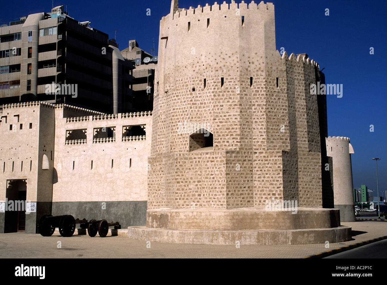 Le Fort Al Hisn al Qadim moderne du centre-ville animé de Sharjah Emirats Arabes Unis Banque D'Images