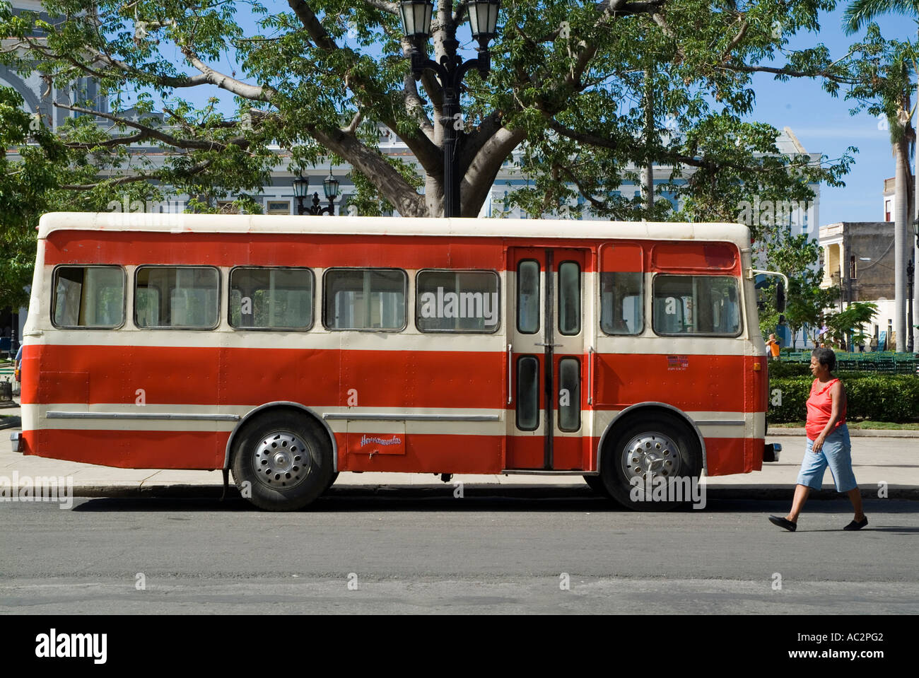 Bus public stationnée le long Parque Jose Marti, Cienfuegos, Cuba. Banque D'Images