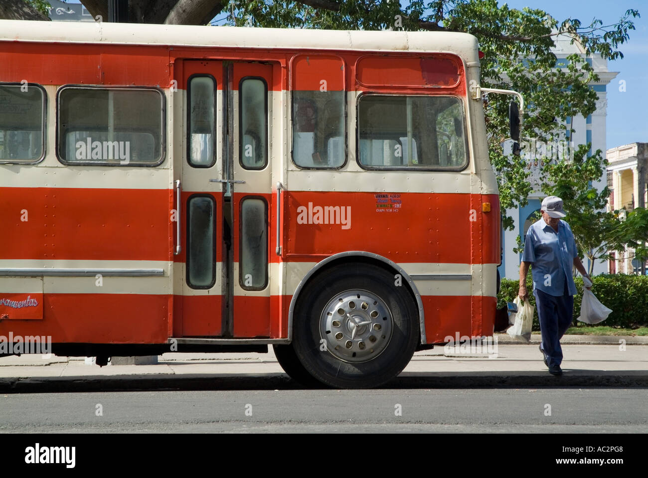 Bus public stationnée le long Parque Jose Marti, Cienfuegos, Cuba. Banque D'Images